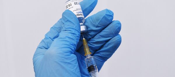 Медицинская сестра набирает в шприц вакцину Гам-КОВИД-Вак перед введением медработнику в прививочном кабинете городской клинической поликлиники №2 в Новосибирске.  - 俄罗斯卫星通讯社