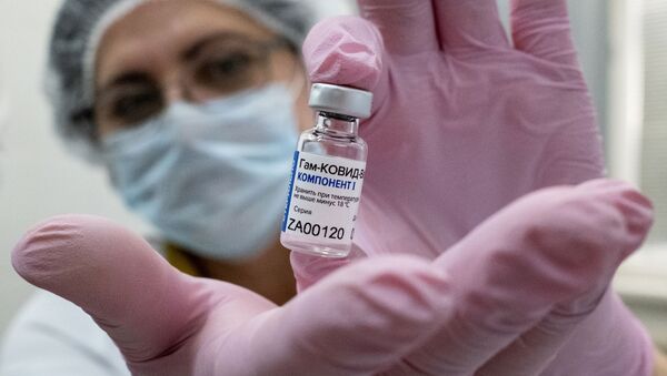 Медработник демонстрирует компонент 1 вакцины от коронавируса Спутник V  - 俄羅斯衛星通訊社