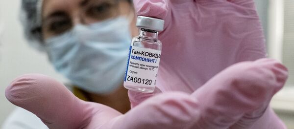 Медработник демонстрирует компонент 1 вакцины от коронавируса Спутник V  - 俄罗斯卫星通讯社