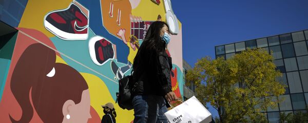 Девушки в масках с покупками. Китай - 俄罗斯卫星通讯社