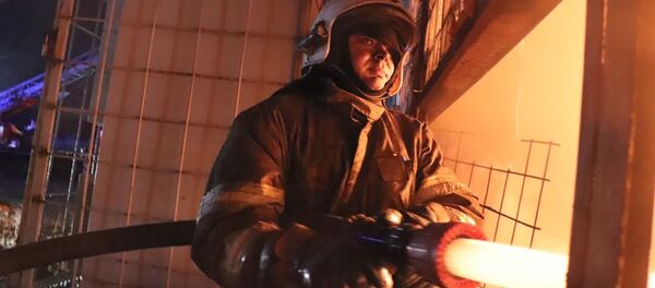 Сотрудник пожарной службы МЧС РФ во время тушения пожара на трубном заводе в Рязани. - 俄罗斯卫星通讯社