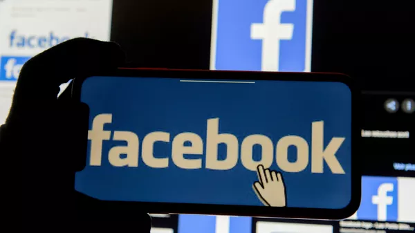 Телефон с открытым приложением Facebook - 俄羅斯衛星通訊社
