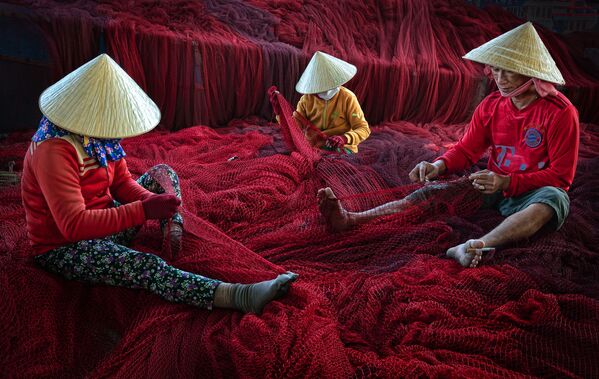 Снимок Red Net Mending вьетнамского фотографа Ly Hoang Long, вошедший в шортлист категории People конкурса 2020 Earth Photo - 俄羅斯衛星通訊社
