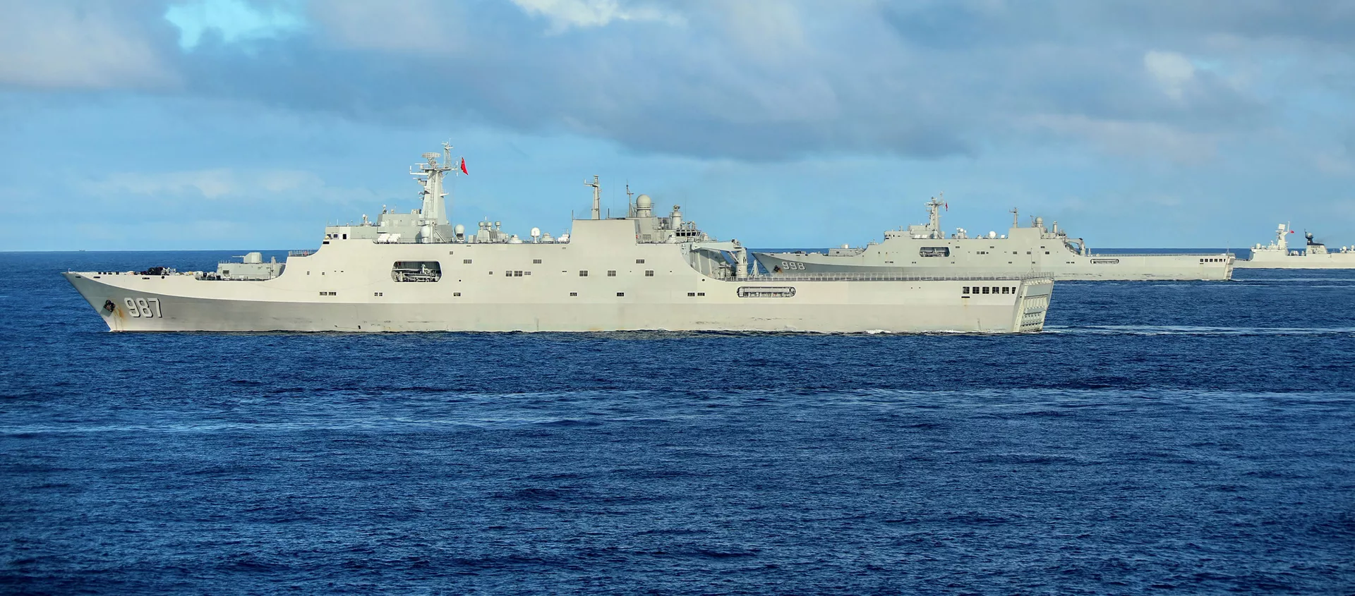 Десантные корабли Wuzhishan (корпус 987), Kunlunshan (корпус 998) и Changbaishan (корпус 989) военно-морского флота под командованием НОАК в водах Южно-Китайского моря во время морских учений 18 ноября 2020 - 俄羅斯衛星通訊社, 1920, 01.02.2021
