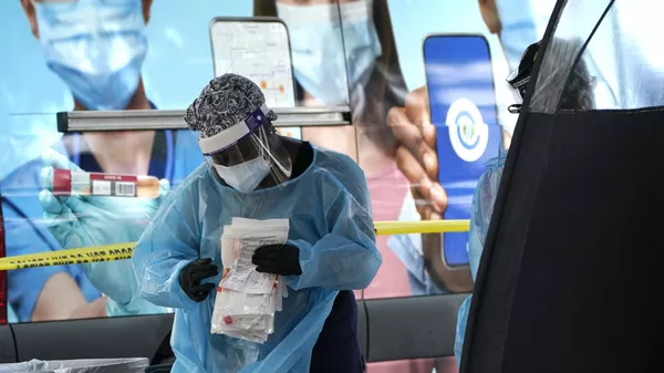 A health care employee works at a walk-up COVID-19 testing site, Wednesday, Nov. 18, 2020, in Miami - 俄羅斯衛星通訊社