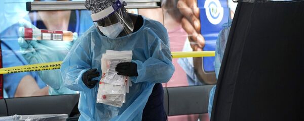 A health care employee works at a walk-up COVID-19 testing site, Wednesday, Nov. 18, 2020, in Miami - 俄罗斯卫星通讯社