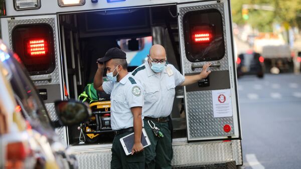 Медицинские работники у машины скорой помощи возле больницы Маунт-Синай на Манхэттене - 俄羅斯衛星通訊社