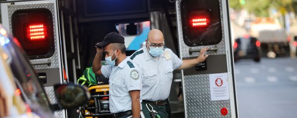 Медицинские работники у машины скорой помощи возле больницы Маунт-Синай на Манхэттене - 俄罗斯卫星通讯社