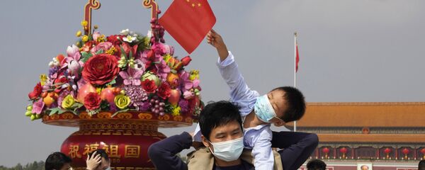 Туристы на площади Тяньаньмэнь. - 俄罗斯卫星通讯社