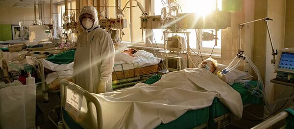 Медик и пациент в городской клинической больнице №15 имени О. М. Филатова в Москве - 俄罗斯卫星通讯社