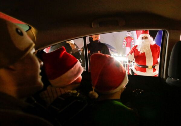 孩子们在墨西哥的华雷斯城迎接打扮成圣诞老人的男人 - 俄罗斯卫星通讯社