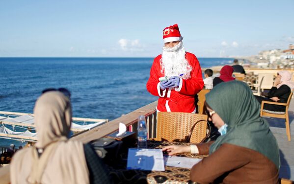 加沙海滩咖啡馆的巴勒斯坦圣诞老人 - 俄罗斯卫星通讯社