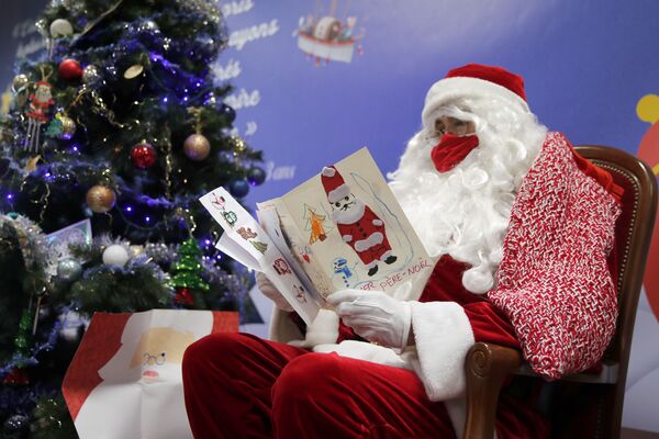 法國利布爾訥的一名郵政工作人員在讀寫給聖誕老人的信 - 俄羅斯衛星通訊社