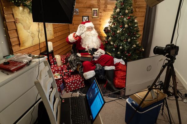 伦敦一名打扮成圣诞老人的男人在Zoom上与家人交谈 - 俄罗斯卫星通讯社