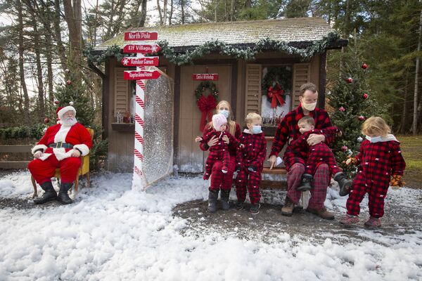 加拿大金斯頓穿著聖誕服裝與聖誕老人合影的一家人 - 俄羅斯衛星通訊社