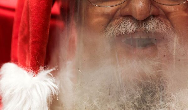 巴西一名男子在表演前穿着圣诞老人服装 - 俄罗斯卫星通讯社