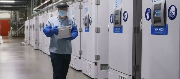 Сотрудник на предприятии Pfizer в Пуурсе, Бельгия - 俄罗斯卫星通讯社