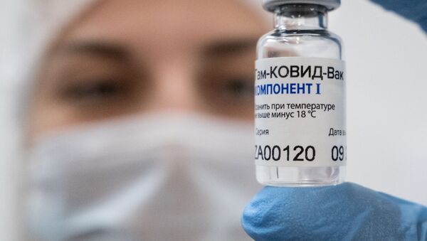 Медработник демонстрирует компонент 1 вакцины от коронавируса Спутник V - 俄罗斯卫星通讯社