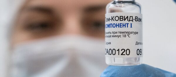 Медработник демонстрирует компонент 1 вакцины от коронавируса Спутник V - 俄罗斯卫星通讯社