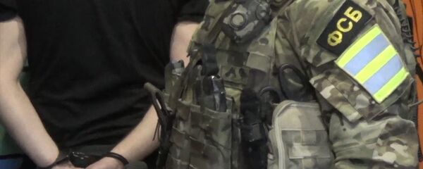 Сотрудник ФСБ России во время задержания с поличным члена преступной группы - 俄罗斯卫星通讯社