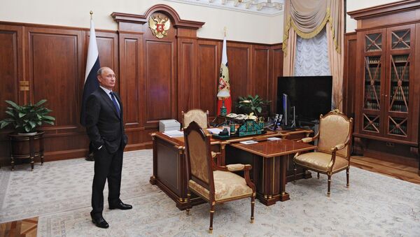 Президент России Владимир Путин в рабочем кабинете в Ново-Огарево - 俄罗斯卫星通讯社