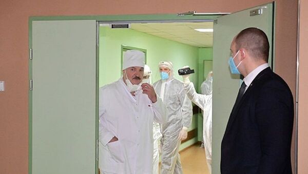Лукашенко напоил бабушку водой в коронавирусной больнице - 俄罗斯卫星通讯社