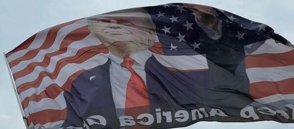 Участник акции в поддержку президента США Дональда Трампа в на одной из улиц в Вашингтоне - 俄罗斯卫星通讯社