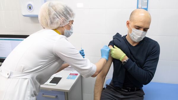 Медработник вводит вакцину от коронавируса Спутник V в прививочном пункте в Москве - 俄罗斯卫星通讯社