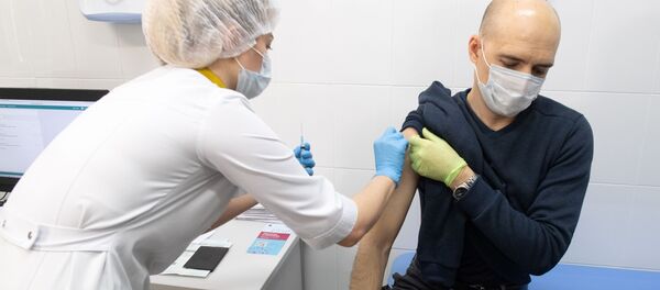 Медработник вводит вакцину от коронавируса Спутник V в прививочном пункте в Москве - 俄罗斯卫星通讯社