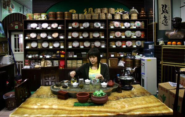 一名女孩正在茶叶市场泡茶，中国北京 - 俄罗斯卫星通讯社