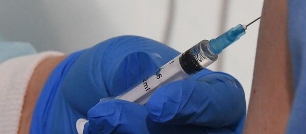 Медицинская сестра вводит вакцину Гам-КОВИД-Вак медработнику в поликлинике №6 Владивостока. Медицинская сестра вводит вакцину Гам-КОВИД-Вак медработнику в поликлинике №6 Владивостока. - 俄羅斯衛星通訊社