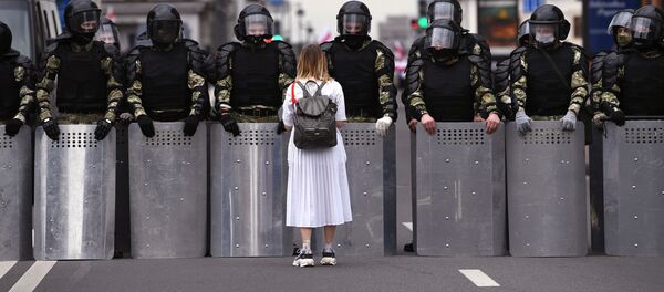 Участница несанкционированной акции оппозиции Марш единства и сотрудники милиции на улице в Минске - 俄羅斯衛星通訊社