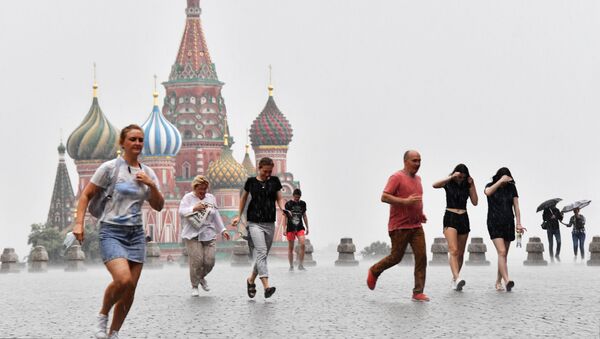 Люди под дождем на Красной площади в Москве - 俄罗斯卫星通讯社