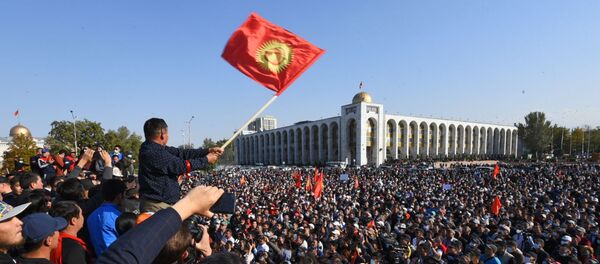 Участники антиправительственной акции протеста в Бишкеке, Киргизия  - 俄罗斯卫星通讯社