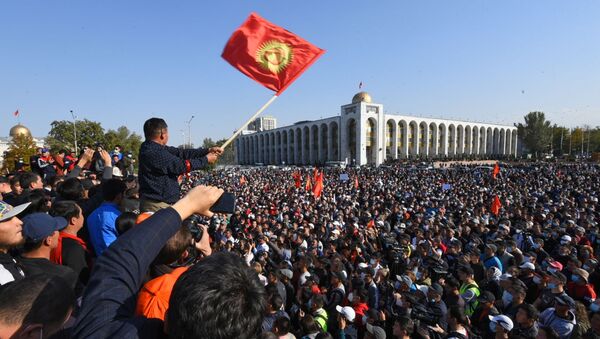 Участники антиправительственной акции протеста в Бишкеке, Киргизия  - 俄罗斯卫星通讯社