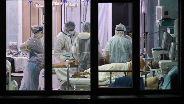 Медики оказывают помощь пациентам в реанимационном отделении инфекционного отделения городской клинической больницы в Новосибирске, Россия - 俄羅斯衛星通訊社