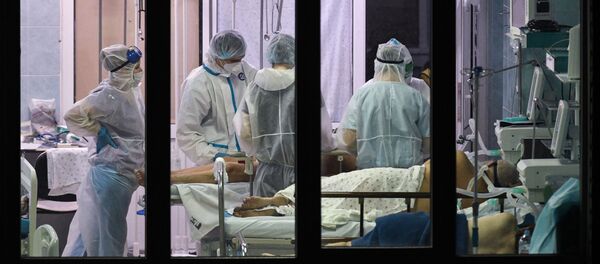 Медики оказывают помощь пациентам в реанимационном отделении инфекционного отделения городской клинической больницы в Новосибирске, Россия Медики оказывают помощь пациентам в реанимационном отделении инфекционного отделения городской клинической больницы в Новосибирске, Россия - 俄羅斯衛星通訊社