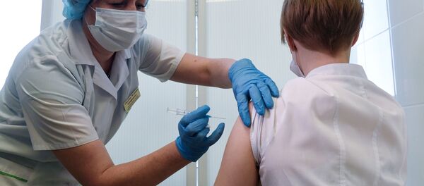 Медицинская сестра собирается ввести вакцину Гам-КОВИД-Вак медработнику в прививочном кабинете городской клинической поликлиники №2 в Новосибирске. - 俄罗斯卫星通讯社