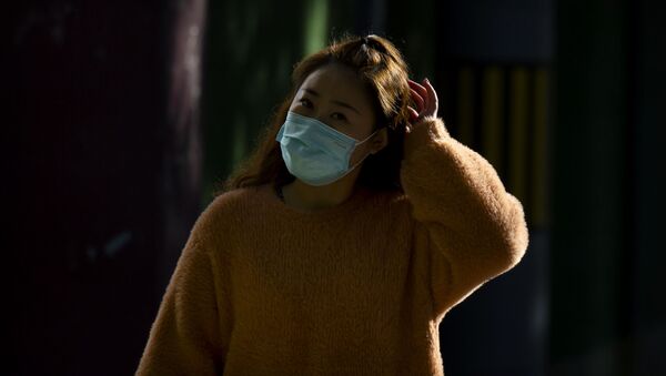 Девушка в защитной маске. Китай - 俄罗斯卫星通讯社