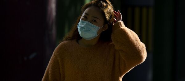 Девушка в защитной маске. Китай - 俄罗斯卫星通讯社