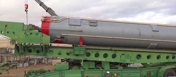 Межконтинентальная баллистическая ракета ракетного комплекса стратегического назначения Авангард во время установки в пусковую шахту в Оренбургской области.  - 俄羅斯衛星通訊社