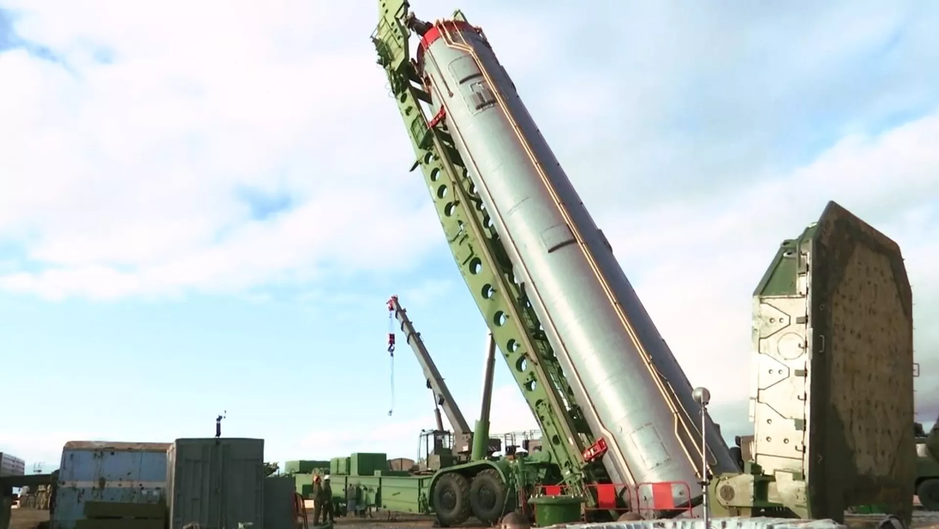 Межконтинентальная баллистическая ракета ракетного комплекса стратегического назначения Авангард во время установки в пусковую шахту в Оренбургской области. 