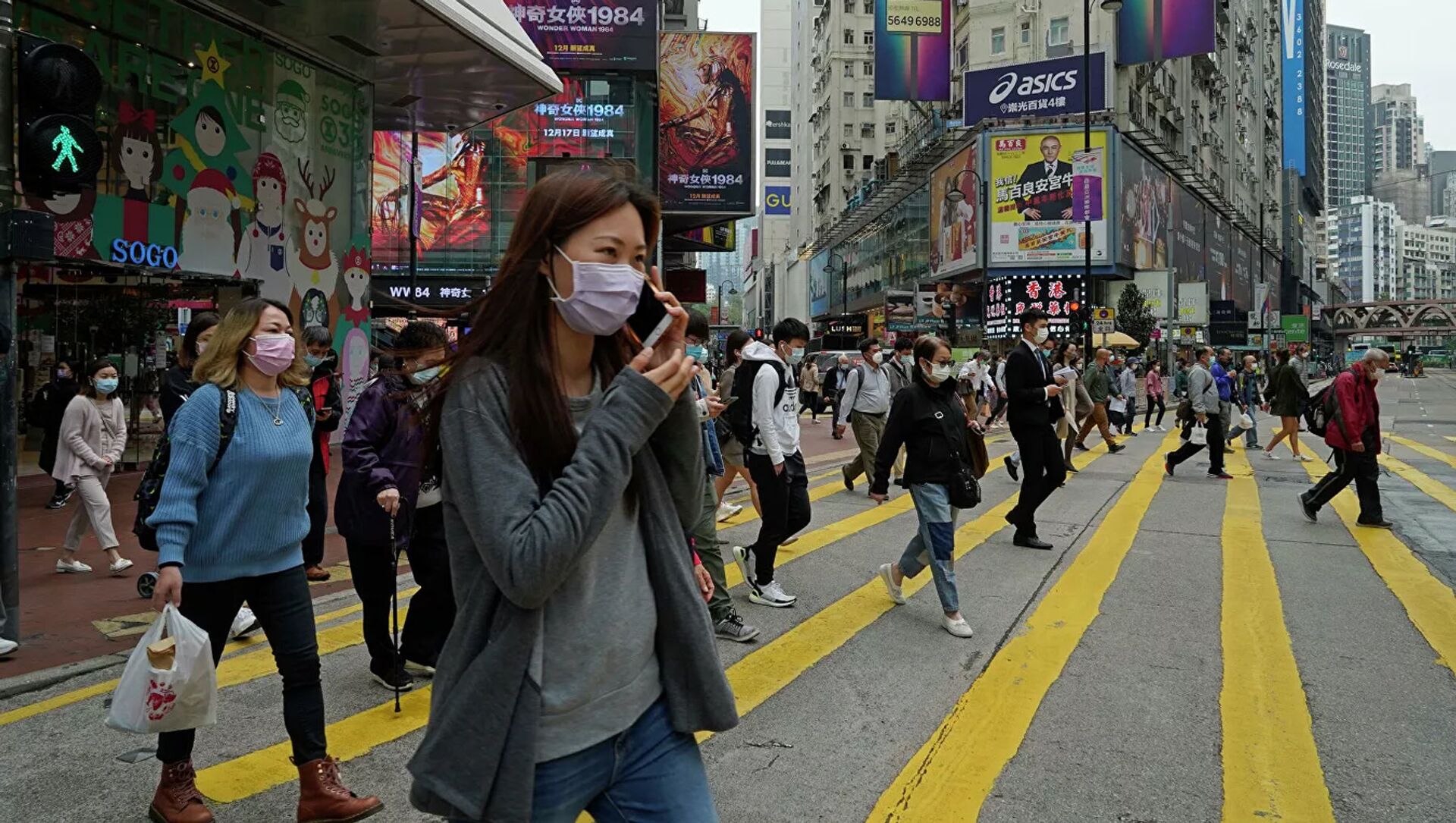 Люди в масках на улице в Гонконге - 俄罗斯卫星通讯社, 1920, 09.11.2021