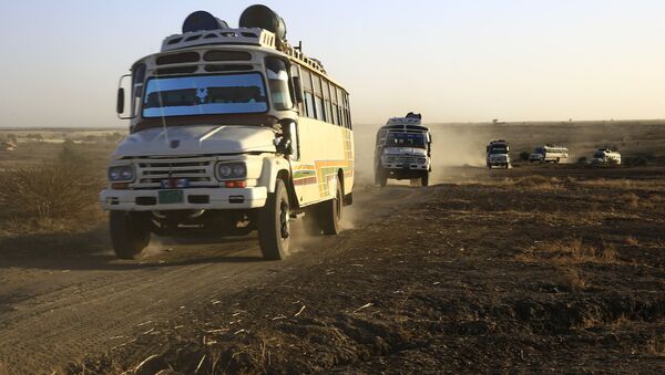 Автобусы с эфиопскими беженцами на пути в лагерь для беженцев в Судане  - 俄罗斯卫星通讯社