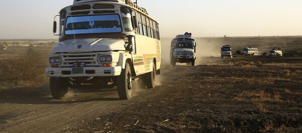 Автобусы с эфиопскими беженцами на пути в лагерь для беженцев в Судане  - 俄罗斯卫星通讯社
