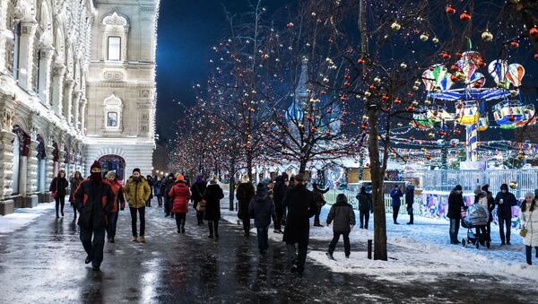 Горожане гуляют на Красной площади в Москве - 俄羅斯衛星通訊社