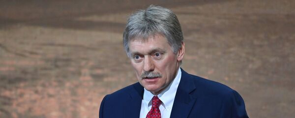 Заместитель руководителя администрации президента, пресс-секретарь президента РФ Дмитрий Песков на ежегодной большой пресс-конференции президента РФ Владимира Путина в Центре международной торговли на Красной Пресне. Заместитель руководителя администрации президента, пресс-секретарь президента РФ Дмитрий Песков на ежегодной большой пресс-конференции президента РФ Владимира Путина в Центре международной торговли на Красной Пресне. - 俄罗斯卫星通讯社