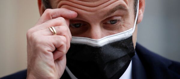Эммануэль Макрон в маске - 俄罗斯卫星通讯社