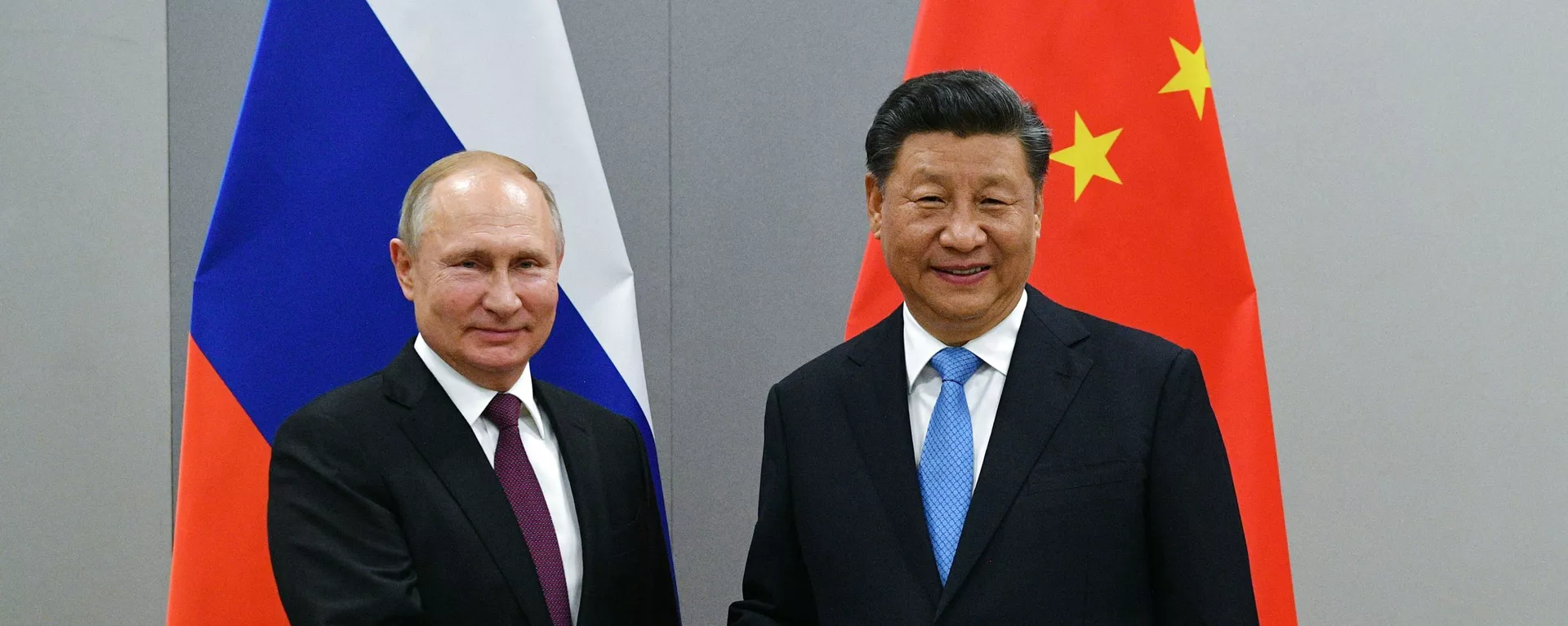  13 ноября 2019. Президент РФ Владимир Путин и председатель Китайской Народной Республики (КНР) Си Цзиньпин (справа) во время встречи в рамках саммита БРИКС (BRIC) в Бразилии. - 俄羅斯衛星通訊社, 1920, 18.05.2021