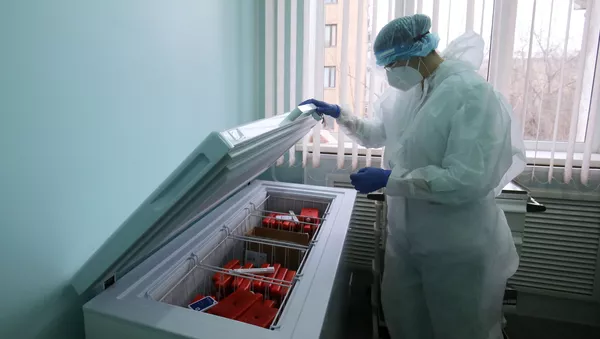 Медсестра достает из холодильника упаковку с вакциной от коронавируса Гам-Ковид-Вак во время вакцинации в городской поликлинике №4 в Волгограде.  - 俄羅斯衛星通訊社